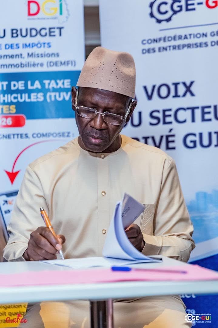 Ansoumane KABA signant un accord officiel
